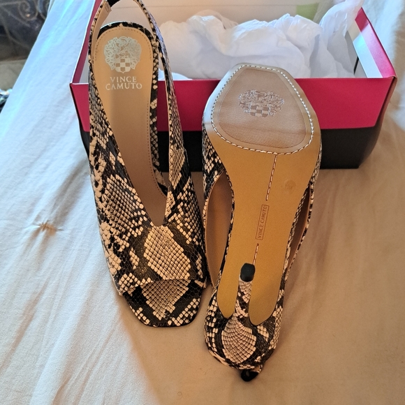 Vince Camuto, VC-Saisha Sling back, size 11M, color Black/Grey Snake Cruzeiro. - Picture 7 of 8